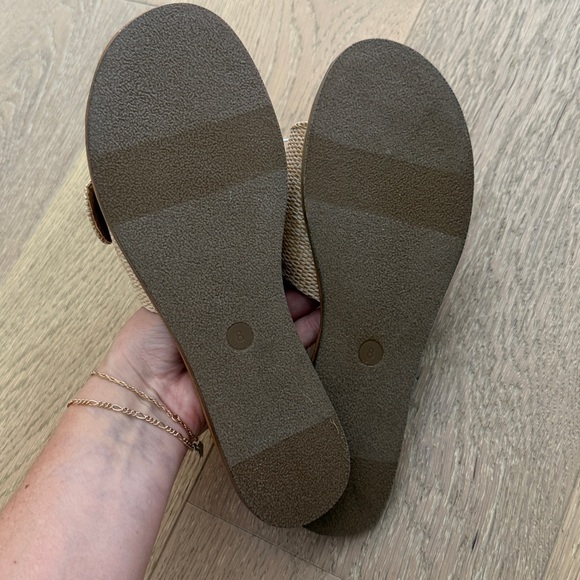 Universal Thread Nesryn Raffia Shell Ornament Slide Sandals - Picture 7 of 7